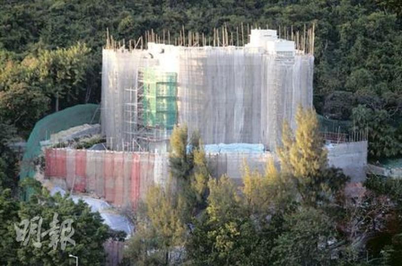 位於深水灣道79號的李嘉誠舊居,即將拆棚,共有4層高,內有3個大型住宅單位及5個車位。(郭慶輝攝) 位於深水灣道79號的李嘉誠舊居,即將拆棚,共有4層高,內有3個大型住宅單位及5個車位。(郭慶輝攝)