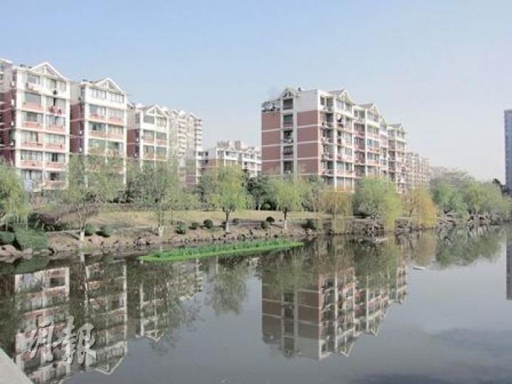 杭州最早的保障房小區東新園內小橋流水,景色怡人。記者見到名車出入,也發現一套70多平米的住宅,正在暗地招租。(顧冷冰攝) 杭州最早的保障房小區東新園內小橋流水,景色怡人。記者見到名車出入,也發現一套70多平米的住宅,正在暗地招租。(顧冷冰攝)
