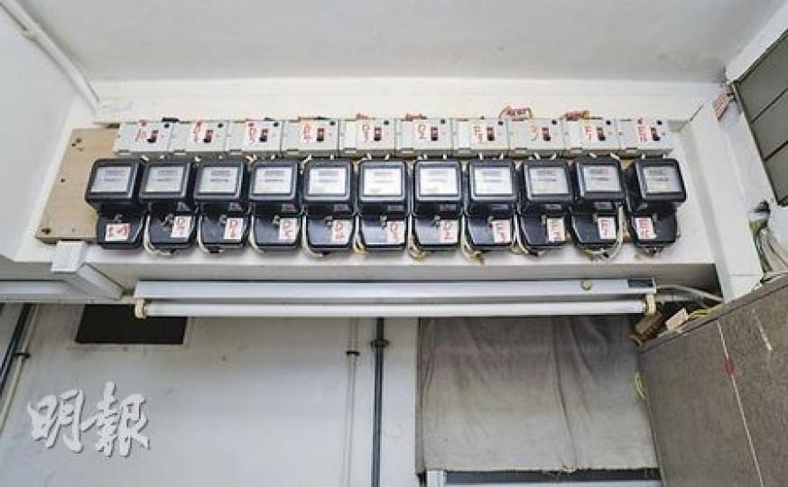 雲漢街41號地舖的閣樓處,可見有11個電表,其中部分電表屬於僭建的閣樓單位。(劉焌陶攝) 雲漢街41號地舖的閣樓處,可見有11個電表,其中部分電表屬於僭建的閣樓單位。(劉焌陶攝)