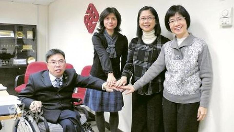 理大今年中起首次與社署合作,安排逾700名學生到深水埗區做義工,服務區內弱勢社群。圖左起為社會福利署深水埗助理福利專員梁世昌、明愛深水埗綜合家居照顧服務隊主管黎秀和、理大學生事務總監馮陳敏慈、理大學生發展組總主任李劉穎瑩。(蕭輝浩攝) 理大今年中起首次與社署合作,安排逾700名學生到深水埗區做義工,服務區內弱勢社群。圖左起為社會福利署深水埗助理福利專員梁世昌、明愛深水埗綜合家居照顧服務隊主管黎秀和、理大學生事務總監馮陳敏慈、理大學生發展組總主任李劉穎瑩。(蕭輝浩攝)