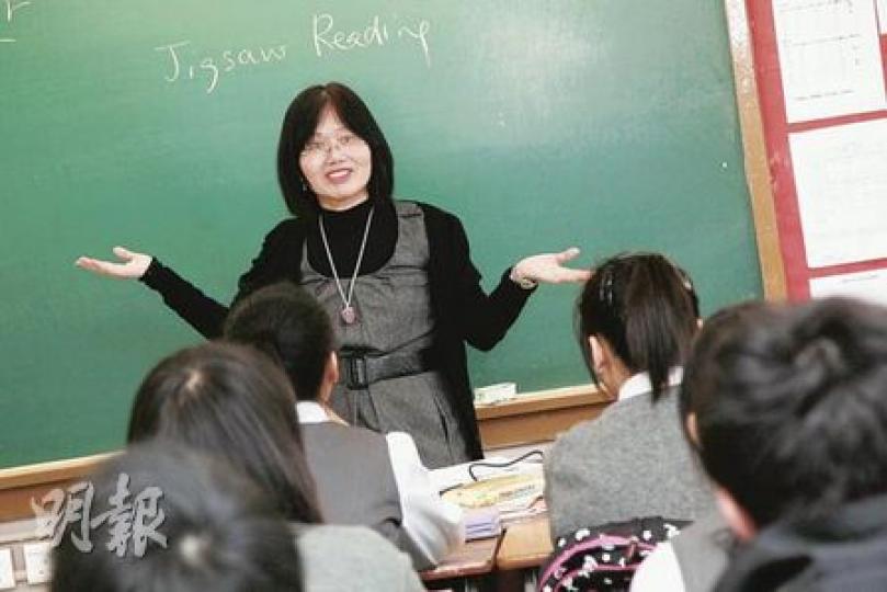 有逾30年教學經驗的粉嶺官立中學英文教師趙春麗下月即將退休,她坦言要令英文較弱學生投入上課,先要培養他們的興趣,因此上課時經常透過分組遊戲,讓學生在趣味中學習。這次她將其中一課英文故事分成拼圖,讓學生排序,助學生溫習課本之外,亦教他們生字。(陳智良攝)(明報製圖) 有逾30年教學經驗的粉嶺官立中學英文教師趙春麗下月即將退休,她坦言要令英文較弱學生投入上課,先要培養他們的興趣,因此上課時經常透過分組遊戲,讓學生在趣味中學習。這次她將其中一課英文故事分成拼圖,讓學生排序,助學生溫習課本之外,亦教他們生字。(陳智良攝)(明報製圖)