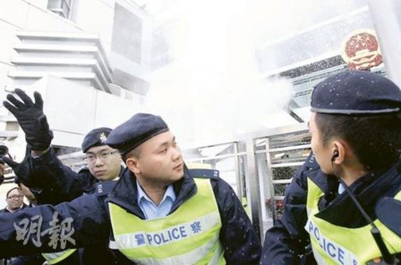 站在中聯辦門外的數名警員,首當其衝「中奶粉彈」,事後有兩人報稱眼部不適須送院治理。(林振東攝)擔任「長毛」梁國雄助理的姜靈彰,手持裝有奶粉的膠袋,將之拋進中聯辦內。(林振東攝)中聯辦正門的國徽亦被殃及,不過法律界人士認為,示威者非有意侮辱國徽未必可引用《國徽法》提出檢控。(林振東攝) 站在中聯辦門外的數名警員,首當其衝「中奶粉彈」,事後有兩人報稱眼部不適須送院治理。(林振東攝)擔任「長毛」梁國雄助理的姜靈彰,手持裝有奶粉的膠袋,將之拋進中聯辦內。(林振東攝)中聯辦正門的國徽亦被殃及,不過法律界人士認為,示威者非有意侮辱國徽未必可引用《國徽法》提出檢控。(林振東攝)