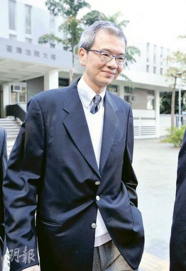 金管局法規部高級經理錢曾珙被判簽保守行為,離去時微笑不語,未有回應記者提問。(葉漢華攝) 金管局法規部高級經理錢曾珙被判簽保守行為,離去時微笑不語,未有回應記者提問。(葉漢華攝)