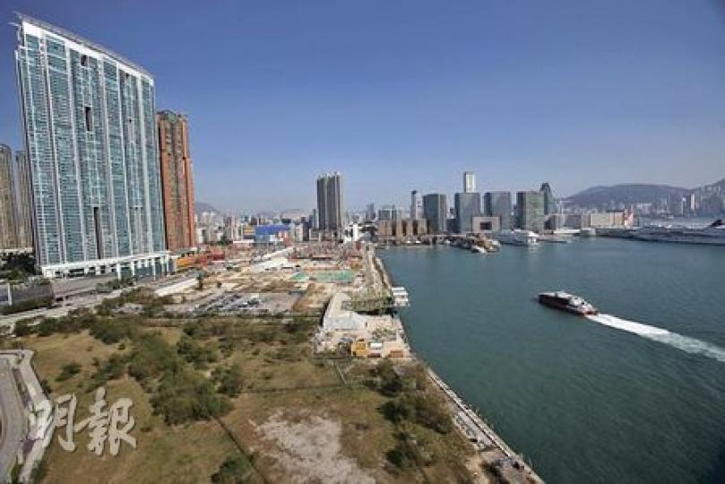 東邊可眺望鑽石山、海港城,但因九龍站上蓋屋苑,如君臨天下(藍色樓)、凱旋門(赤色樓)所擋,有如屏風阻擋未能一覽九龍中景色。(林振東攝)南邊可全眺由西環至銅鑼灣的港島沿岸風光,算是各方位中視野最清晰的一個。(林振東攝)西邊可遠眺大嶼山(左)、昂船洲大橋及荃灣(中)、美孚、以至長沙灣(右)。(林振東攝)北面則因被ICC(左邊藍色玻璃樓)及其他建築物所阻,只能略窺獅子山脊(左後)。(林振東攝)今起至明年11月,市民可前往西九龍海濱長廊,乘搭「氫氣球」升上最高100米,飽覽近至中環IFC、遠至大帽山及大 東邊可眺望鑽石山、海港城,但因九龍站上蓋屋苑,如君臨天下(藍色樓)、凱旋門(赤色樓)所擋,有如屏風阻擋未能一覽九龍中景色。(林振東攝)南邊可全眺由西環至銅鑼灣的港島沿岸風光,算是各方位中視野最清晰的一個。(林振東攝)西邊可遠眺大嶼山(左)、昂船洲大橋及荃灣(中)、美孚、以至長沙灣(右)。(林振東攝)北面則因被ICC(左邊藍色玻璃樓)及其他建築物所阻,只能略窺獅子山脊(左後)。(林振東攝)今起至明年11月,市民可前往西九龍海濱長廊,乘搭「氫氣球」升上最高100米,飽覽近至中環IFC、遠至大帽山及大