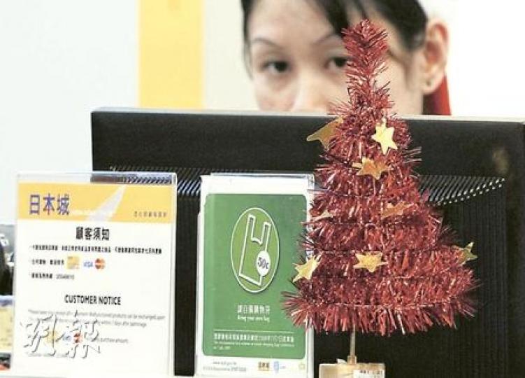 土瓜灣道日本城本身是特許經營店,遭檢控違反膠袋徵費後退出徵費計劃,後來該店由日本城總公司接手繼續經營,該公司表示會嚴格執行徵費,不會重演同類事件。(何家達攝)記者前日傍晚到紅磡視察未受徵費影響的家興百貨,發現收銀員免費向顧客派膠袋,亦有自備購物袋的市民將超市給予的膠袋一併帶走。(何家達攝) 土瓜灣道日本城本身是特許經營店,遭檢控違反膠袋徵費後退出徵費計劃,後來該店由日本城總公司接手繼續經營,該公司表示會嚴格執行徵費,不會重演同類事件。(何家達攝)記者前日傍晚到紅磡視察未受徵費影響的家興百貨,發現收銀員免費向顧客派膠袋,亦有自備購物袋的市民將超市給予的膠袋一併帶走。(何家達攝)