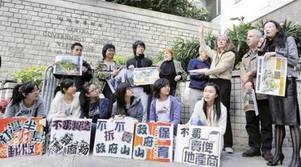 環保觸覺項目經理何嘉寶(後左二)指拆卸政府總部西座產生的建築廢料足以填滿32.5個泳池。環保觸覺昨聯同公共專業聯盟、中西區關注組、社區發展動力培育及立法會議員陳淑莊(後右一)等,在政府總部西座門外請願,反對拆卸西座建商場。(劉焌陶攝) 環保觸覺項目經理何嘉寶(後左二)指拆卸政府總部西座產生的建築廢料足以填滿32.5個泳池。環保觸覺昨聯同公共專業聯盟、中西區關注組、社區發展動力培育及立法會議員陳淑莊(後右一)等,在政府總部西座門外請願,反對拆卸西座建商場。(劉焌陶攝)