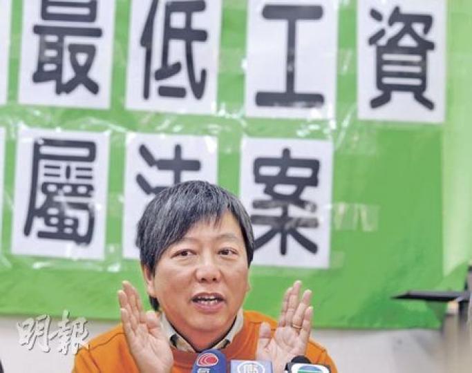 職工盟李卓人表明,下周在立法會將反對社民連梁國雄提出廢除最低工資28元的修訂,認為應先讓打工仔獲28元落袋,之後再爭取33元。他將建議最低工資提早2月1日實施,但預料難獲建制派及功能組別支持。(朱永倫攝) 職工盟李卓人表明,下周在立法會將反對社民連梁國雄提出廢除最低工資28元的修訂,認為應先讓打工仔獲28元落袋,之後再爭取33元。他將建議最低工資提早2月1日實施,但預料難獲建制派及功能組別支持。(朱永倫攝)