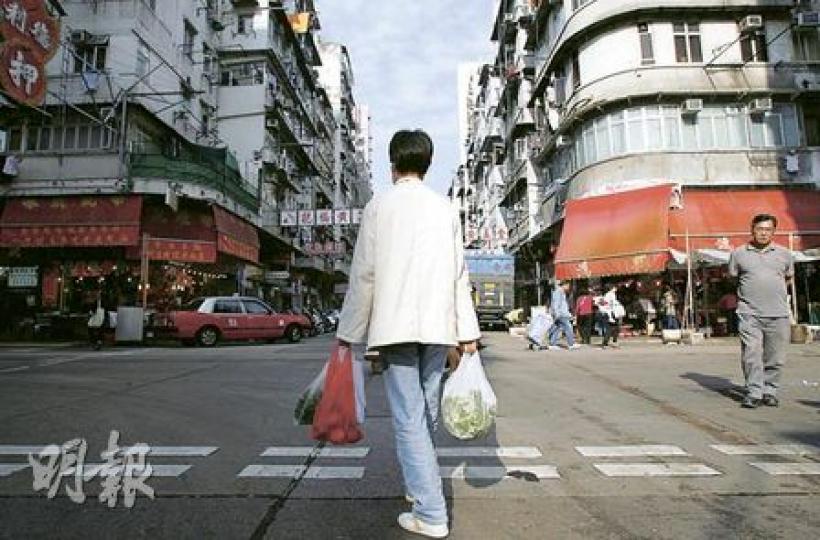 基層師奶阿萍不願上鏡,草根身分令她感自卑。她每天游走深水埗大街小巷購買平餸,填飽一家五口肚子。她手執的膠袋盛載平肉平菜,也是基層的抗通脹智慧。(林振東攝) 基層師奶阿萍不願上鏡,草根身分令她感自卑。她每天游走深水埗大街小巷購買平餸,填飽一家五口肚子。她手執的膠袋盛載平肉平菜,也是基層的抗通脹智慧。(林振東攝)