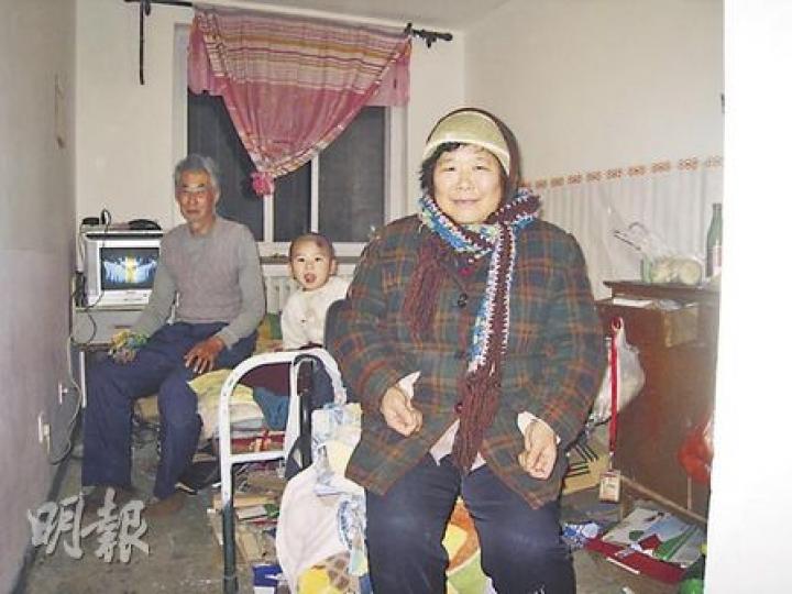 剛搬進麗景園的來進忠(左)表示,「房租交少了,搬新家很高興。」但他與妻子(前)平日仍要撿垃圾幫補家計。(劉洪慶攝)另一名麗景園住客孫和平為城管合約工人,月入1200元。他說這裏的家不是他的,他只是個租客。(劉洪慶攝) 剛搬進麗景園的來進忠(左)表示,「房租交少了,搬新家很高興。」但他與妻子(前)平日仍要撿垃圾幫補家計。(劉洪慶攝)另一名麗景園住客孫和平為城管合約工人,月入1200元。他說這裏的家不是他的,他只是個租客。(劉洪慶攝)