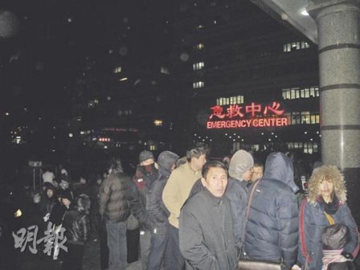 -8℃的寒夜,仍有約300人在深夜輪籌。一切都是為了治療好孩子的病。(劉洪慶攝)4歲河北籍男童賀成業患有白血病,鼻子血流不止,一家人為等待病牀已在醫院地板睡了一周。(劉洪慶攝)醫院除了輸液緊張,座位也緊張,陪孩子輸液的家長只能坐在地板上。(劉洪慶攝) -8℃的寒夜,仍有約300人在深夜輪籌。一切都是為了治療好孩子的病。(劉洪慶攝)4歲河北籍男童賀成業患有白血病,鼻子血流不止,一家人為等待病牀已在醫院地板睡了一周。(劉洪慶攝)醫院除了輸液緊張,座位也緊張,陪孩子輸液的家長只能坐在地板上。(劉洪慶攝)