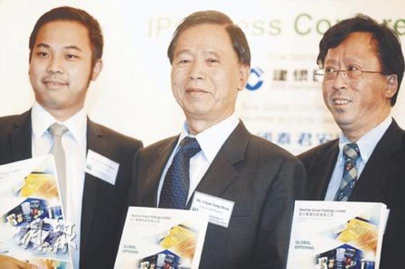 友川行政總裁覃漢昇(左)昨於記者會表示,目前產品均銷往歐美,公司往後會進軍內地醫療塑膠用品市場。中為友川主席覃通衡、右為財務總監陳紹源。(朱永倫攝) 友川行政總裁覃漢昇(左)昨於記者會表示,目前產品均銷往歐美,公司往後會進軍內地醫療塑膠用品市場。中為友川主席覃通衡、右為財務總監陳紹源。(朱永倫攝)