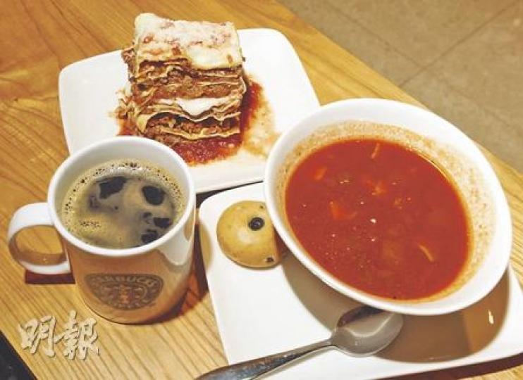 肉醬闊麵、雜菜湯配一杯咖啡,這頓午餐確實不錯,前兩款食物要86元,暫時只有國金分店提供。(劉峻陶攝) 肉醬闊麵、雜菜湯配一杯咖啡,這頓午餐確實不錯,前兩款食物要86元,暫時只有國金分店提供。(劉峻陶攝)