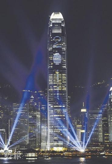 今日是2010年最後一天,旅發局會在維港兩岸舉行除夕倒數詠香江,警方預計會有40萬人在銅鑼灣、中環與尖沙嘴一帶迎新年。旅發局昨晚試燈,國金二期打出「2011」字樣。(何家達攝)世貿中心的除夕倒數派對將有逾千名「舞」林中人化身Lady GaGa,舉行馬拉松式表演的倒數活動。(朱永倫攝) 今日是2010年最後一天,旅發局會在維港兩岸舉行除夕倒數詠香江,警方預計會有40萬人在銅鑼灣、中環與尖沙嘴一帶迎新年。旅發局昨晚試燈,國金二期打出「2011」字樣。(何家達攝)世貿中心的除夕倒數派對將有逾千名「舞」林中人化身Lady GaGa,舉行馬拉松式表演的倒數活動。(朱永倫攝)