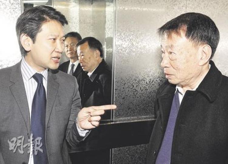 關愛基金執行委員會成員周永新(右)認為,不應於短期內用盡100億元款項,認為基金即使運作6年亦可接受。圖左為民政事務局常任秘書長楊立門。(劉焌陶攝) 關愛基金執行委員會成員周永新(右)認為,不應於短期內用盡100億元款項,認為基金即使運作6年亦可接受。圖左為民政事務局常任秘書長楊立門。(劉焌陶攝)