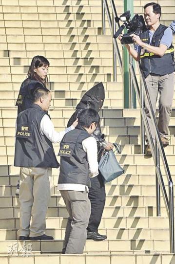 警方昨午將芭蕾舞學校校長徐滿芬劫殺案的疑匪,押返現場重組案情。過程中只見疑犯從扮演死者的女探員手上「扯走」手袋,並無作出扑頭動作。(余俊亮攝) 警方昨午將芭蕾舞學校校長徐滿芬劫殺案的疑匪,押返現場重組案情。過程中只見疑犯從扮演死者的女探員手上「扯走」手袋,並無作出扑頭動作。(余俊亮攝)