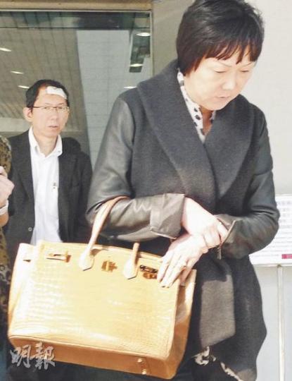 居於貝沙灣豪宅的老夫老妻賴友忠(左)及于丹(右),為公事在家爭吵兼動武,二人獲准簽保守行為後離開法院,未有交談。(何偉畧攝) 居於貝沙灣豪宅的老夫老妻賴友忠(左)及于丹(右),為公事在家爭吵兼動武,二人獲准簽保守行為後離開法院,未有交談。(何偉畧攝)