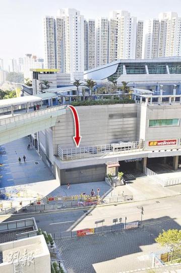 老翁從通道旁花槽墮下秀茂坪商場位置(箭嘴示)。(林錫禮攝)從秀茂坪商場高處墮下的老翁送院後不治,警方正調查他是否因欲撿回被風吹走的帽子出事,或是自殺。(林錫禮攝) 老翁從通道旁花槽墮下秀茂坪商場位置(箭嘴示)。(林錫禮攝)從秀茂坪商場高處墮下的老翁送院後不治,警方正調查他是否因欲撿回被風吹走的帽子出事,或是自殺。(林錫禮攝)