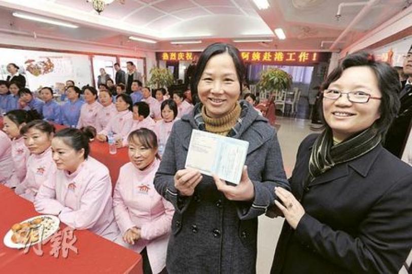 深圳市中家職業技能培訓學校,昨歡送聲稱「深圳首位赴港家政養老護理員」徐青玲(持護照者),校方安排多名學員出席。但徐青玲護照顯示,她是按沿用多年的補充勞工計劃來港,並非港府有新推政策。(尹錦恩攝)永豐行國際有限公司,被深圳僱傭公司指經營「曉暉之家」殘疾院舍、聘用「首個深圳保送香港家政人員」。記者昨到永豐行位於柴灣辦公室,發現它是一家精品禮品貿易公司,售賣貨品例如冰溫袋。(明報記者攝)曉暉之家位於西營盤皇后大道西,東主伍小姐表示,曉暉之家與永豐行沒有關係,院舍只是按既有計劃輸入外勞,故昨日拒絕北上替 深圳市中家職業技能培訓學校,昨歡送聲稱「深圳首位赴港家政養老護理員」徐青玲(持護照者),校方安排多名學員出席。但徐青玲護照顯示,她是按沿用多年的補充勞工計劃來港,並非港府有新推政策。(尹錦恩攝)永豐行國際有限公司,被深圳僱傭公司指經營「曉暉之家」殘疾院舍、聘用「首個深圳保送香港家政人員」。記者昨到永豐行位於柴灣辦公室,發現它是一家精品禮品貿易公司,售賣貨品例如冰溫袋。(明報記者攝)曉暉之家位於西營盤皇后大道西,東主伍小姐表示,曉暉之家與永豐行沒有關係,院舍只是按既有計劃輸入外勞,故昨日拒絕北上替