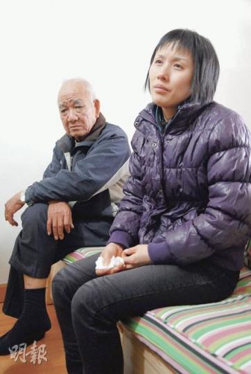 連續熬兩個通宵工作的好爸爸車禍不治,其父親和妻子聞噩耗傷心不已。(梁琬珊攝)吐露港車禍現場,電單車司機拋出撼向防撞欄後跌下,救援人員趕至把傷者救出,搶救後不治。(蔡方山攝)電單車在吐露港公路失控撞向路牌翻側,再衝前40米後始停下,損毁嚴重。(蔡方山攝) 連續熬兩個通宵工作的好爸爸車禍不治,其父親和妻子聞噩耗傷心不已。(梁琬珊攝)吐露港車禍現場,電單車司機拋出撼向防撞欄後跌下,救援人員趕至把傷者救出,搶救後不治。(蔡方山攝)電單車在吐露港公路失控撞向路牌翻側,再衝前40米後始停下,損毁嚴重。(蔡方山攝)