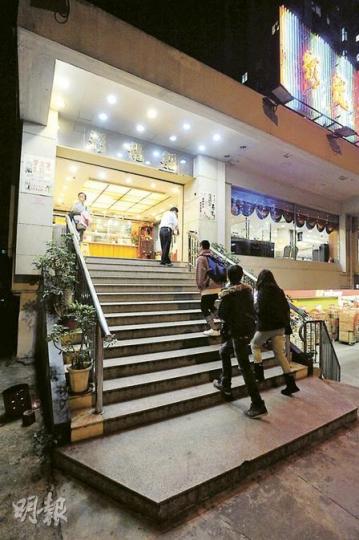 彩龍船火鍋海鮮酒家門外樓梯共13級,沒有斜道或升降台,須靠人力抬輪椅客進出酒樓。(葉漢華攝) 彩龍船火鍋海鮮酒家門外樓梯共13級,沒有斜道或升降台,須靠人力抬輪椅客進出酒樓。(葉漢華攝)