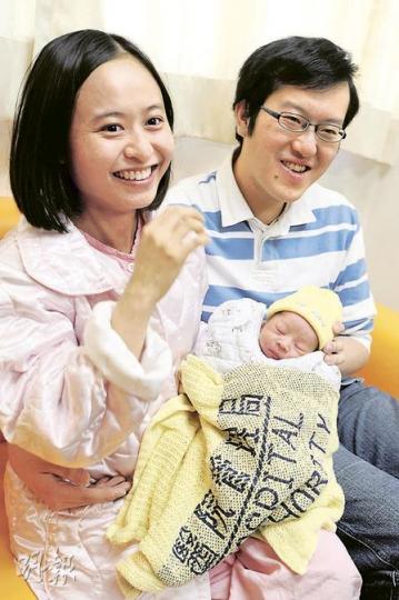 2011年「元旦第一B」昨零時零分在伊利沙伯醫院搶閘出世,從醫的父母沒想過要兒子繼承衣鉢,只希望他健康聰明、快高長大。(尹錦恩攝) 2011年「元旦第一B」昨零時零分在伊利沙伯醫院搶閘出世,從醫的父母沒想過要兒子繼承衣鉢,只希望他健康聰明、快高長大。(尹錦恩攝)