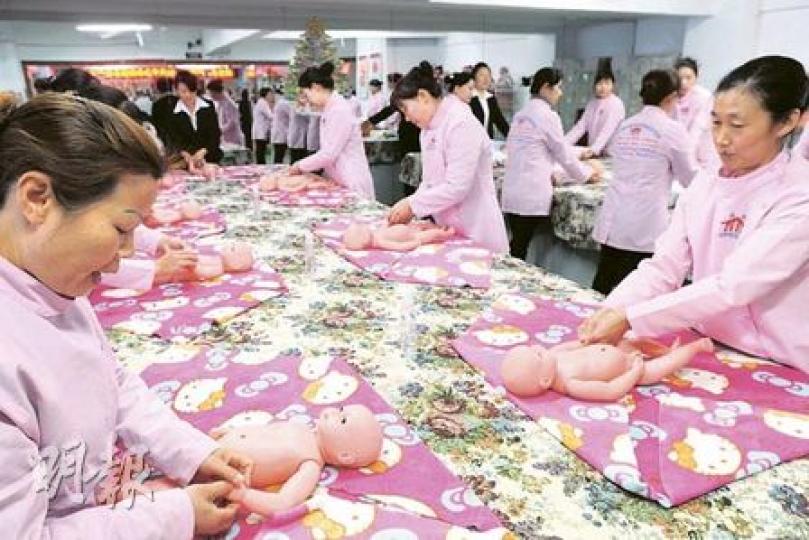 參與深圳中家家庭服務公司月嫂課程的學員,要留宿學習照顧嬰兒,例如凌晨3時被教師叫醒,以習慣日後打工須半夜起牀餵奶。公司表示,會安排早年培訓出來的月嫂持旅遊簽證赴港工作,但入境處表明有關做法違反香港法例。(尹錦恩攝)深圳市中家家庭服務公司董事長朱鳳蓮(穿黑外套)表示,學校提供陪月員、一般家傭、家庭廚師、護老員等培訓服務,特區政府輸入家傭政策一旦開通,她可提供數以萬計傭工來港,「我們已為赴港做好準備」。(尹錦恩攝) 參與深圳中家家庭服務公司月嫂課程的學員,要留宿學習照顧嬰兒,例如凌晨3時被教師叫醒,以習慣日後打工須半夜起牀餵奶。公司表示,會安排早年培訓出來的月嫂持旅遊簽證赴港工作,但入境處表明有關做法違反香港法例。(尹錦恩攝)深圳市中家家庭服務公司董事長朱鳳蓮(穿黑外套)表示,學校提供陪月員、一般家傭、家庭廚師、護老員等培訓服務,特區政府輸入家傭政策一旦開通,她可提供數以萬計傭工來港,「我們已為赴港做好準備」。(尹錦恩攝)