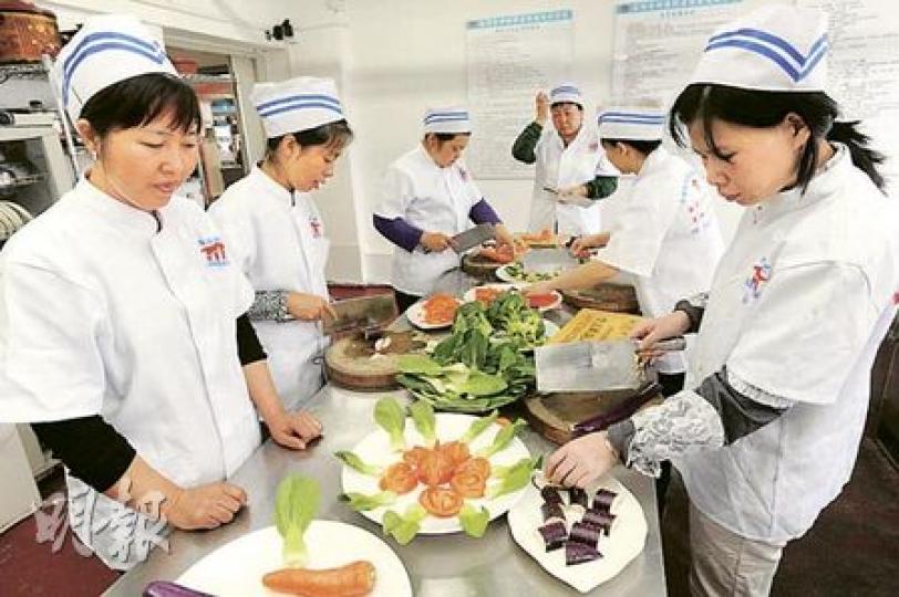 除了「月嫂」,深圳中家家庭服務公司亦安排一般家傭學員學習烹飪,規定入廚必須穿整齊制服。(尹錦恩攝) 除了「月嫂」,深圳中家家庭服務公司亦安排一般家傭學員學習烹飪,規定入廚必須穿整齊制服。(尹錦恩攝)