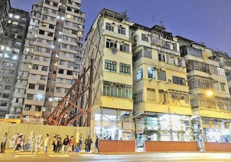 馬頭圍道塌樓慘劇後,政府拆除塌下的45J與相連的兩幢大廈,遺下圖左方的地盤,地盤右方的45E倖免於難毋須即時拆卸,但已入市建局收購重建之列。(余俊亮攝)黃小姐入伙僅3日便赫見市建局在大廈梯間貼出重建通告,被投訴的代理李先生辯稱市建局早於去年初公布收購,「一日未正式收購,一日都可以租。(余俊亮攝) 馬頭圍道塌樓慘劇後,政府拆除塌下的45J與相連的兩幢大廈,遺下圖左方的地盤,地盤右方的45E倖免於難毋須即時拆卸,但已入市建局收購重建之列。(余俊亮攝)黃小姐入伙僅3日便赫見市建局在大廈梯間貼出重建通告,被投訴的代理李先生辯稱市建局早於去年初公布收購,「一日未正式收購,一日都可以租。(余俊亮攝)