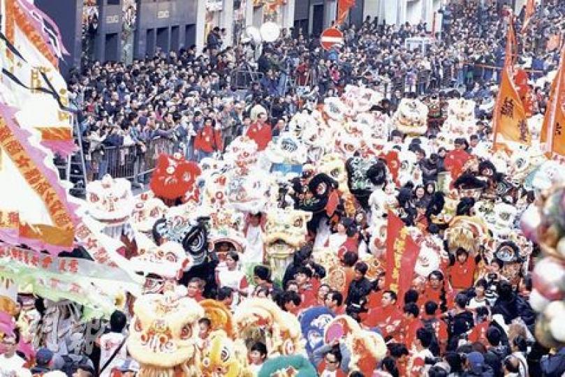 龍獅節舉行期間,平日熙來攘往的廣東道擠滿醒獅,吸引大批市民和遊客圍觀.。(李紹昌攝)醒獅巡遊至百周年紀念公園,多隻醒獅表演高空採青。(李紹昌攝) 龍獅節舉行期間,平日熙來攘往的廣東道擠滿醒獅,吸引大批市民和遊客圍觀.。(李紹昌攝)醒獅巡遊至百周年紀念公園,多隻醒獅表演高空採青。(李紹昌攝)