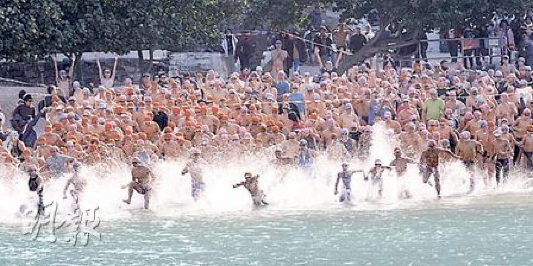 第35屆元旦冬泳昨於淺水灣舉行,吸引逾2900人報名參加,最終約2300人無懼寒冷天氣跳進冷海中暢泳。(李紹昌攝)年僅3歲的吳曉晴(左)在姨媽的陪同下,輔以浮板游畢600米,是今年元旦冬泳大賽中年紀最小的參加者。(李紹昌攝) 第35屆元旦冬泳昨於淺水灣舉行,吸引逾2900人報名參加,最終約2300人無懼寒冷天氣跳進冷海中暢泳。(李紹昌攝)年僅3歲的吳曉晴(左)在姨媽的陪同下,輔以浮板游畢600米,是今年元旦冬泳大賽中年紀最小的參加者。(李紹昌攝)