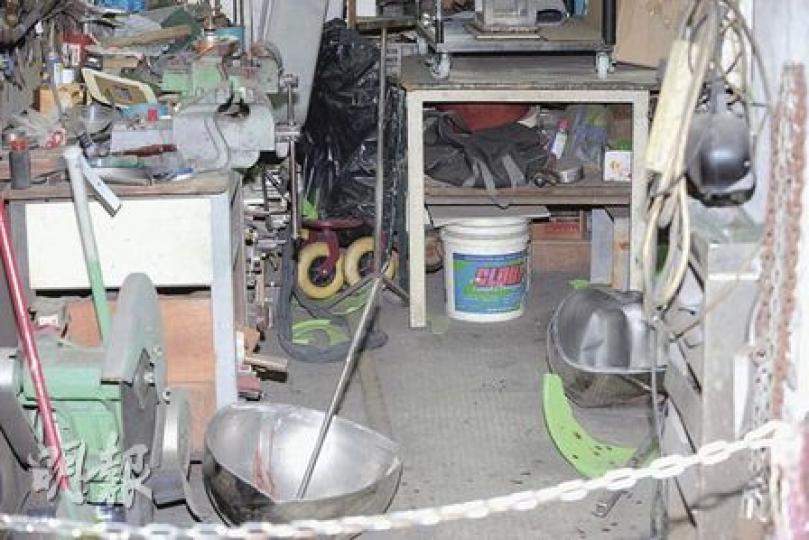 意外後,五金店地面遺下兩個被炸開扭曲變形的銀色金屬半圓外殼。(樊銳昌攝)高溫切割金屬球爆炸意外中,五金舖老闆疑遭金屬球外殼割傷前額,由救護車送院治理。(樊銳昌攝) 意外後,五金店地面遺下兩個被炸開扭曲變形的銀色金屬半圓外殼。(樊銳昌攝)高溫切割金屬球爆炸意外中,五金舖老闆疑遭金屬球外殼割傷前額,由救護車送院治理。(樊銳昌攝)
