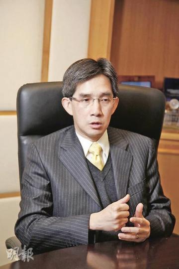 旅遊事務專員容偉雄接受訪問時表示,啟德郵輪碼頭雖在2013年中始啟用,但爭取郵輪來港落戶是今年的重點工作,因為郵輪公司一般早18至20個月便擬訂航線。(陳智良攝) 旅遊事務專員容偉雄接受訪問時表示,啟德郵輪碼頭雖在2013年中始啟用,但爭取郵輪來港落戶是今年的重點工作,因為郵輪公司一般早18至20個月便擬訂航線。(陳智良攝)