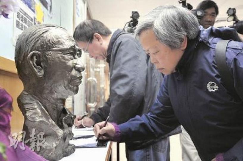 華叔好友「阿又」楊又蓮(右)昨日特意到教協簽署弔唁冊,旁邊的雕像,正是她送給華叔的禮物。(余俊亮攝) 華叔好友「阿又」楊又蓮(右)昨日特意到教協簽署弔唁冊,旁邊的雕像,正是她送給華叔的禮物。(余俊亮攝)