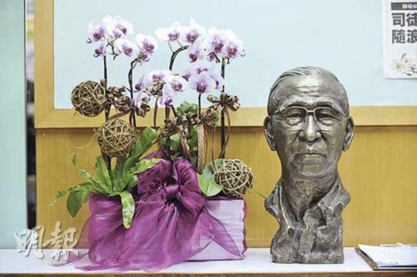 這盆由學生們所送的蘭花在病榻旁陪伴華叔走完最後一程。恩師已去,蘭花昨日移到旺角教協,以祭華叔。(余俊亮攝) 這盆由學生們所送的蘭花在病榻旁陪伴華叔走完最後一程。恩師已去,蘭花昨日移到旺角教協,以祭華叔。(余俊亮攝)