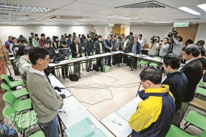 教協昨開會討論成立「司徒華教育基金」等事宜,開會前由會長馮偉華帶領默哀悼念華叔(圖)。(葉漢華攝)皇仁書院千名學生昨日在早會上,默哀悼念前日去世的學長司徒華。(陳智良攝) 教協昨開會討論成立「司徒華教育基金」等事宜,開會前由會長馮偉華帶領默哀悼念華叔(圖)。(葉漢華攝)皇仁書院千名學生昨日在早會上,默哀悼念前日去世的學長司徒華。(陳智良攝)