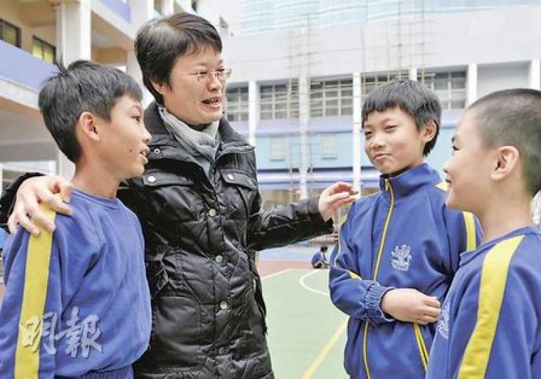 葛量洪校友會黃埔學校校長阮淑冰(左二)向學生宣布司徒華的死訊,稚子認真對待老校監離世。(余俊亮攝) 葛量洪校友會黃埔學校校長阮淑冰(左二)向學生宣布司徒華的死訊,稚子認真對待老校監離世。(余俊亮攝)