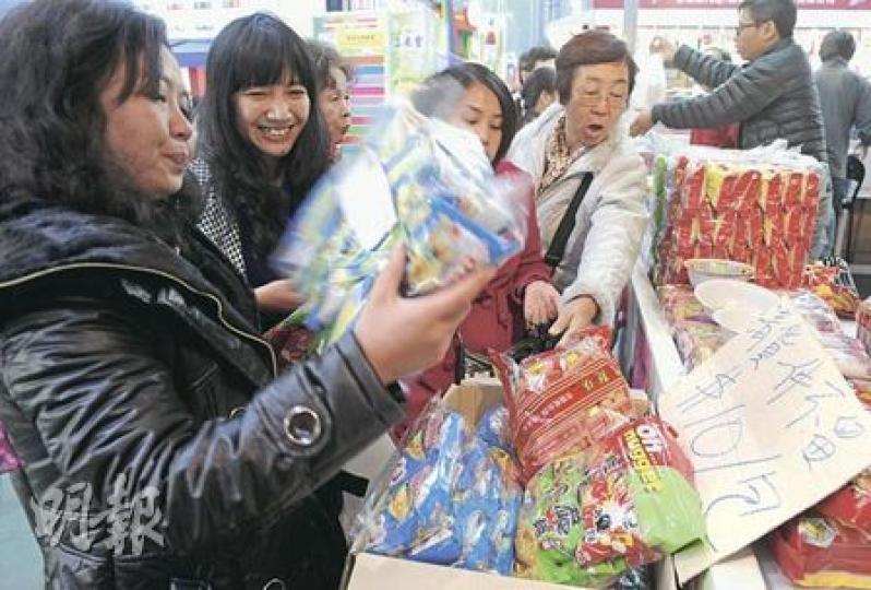 不少市民趁昨日工展會最後一日展期掃平貨,卻只有少數參展商割價促銷,因此失望而回。(劉焌陶攝) 不少市民趁昨日工展會最後一日展期掃平貨,卻只有少數參展商割價促銷,因此失望而回。(劉焌陶攝)