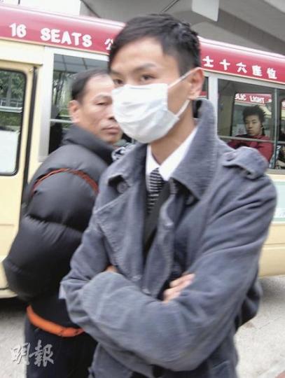 任警察逾12年的被告莊耀明(前)身形瘦削,案發前駐守中區刑事調查隊,事發後已被停職。(梁珮珊攝) 任警察逾12年的被告莊耀明(前)身形瘦削,案發前駐守中區刑事調查隊,事發後已被停職。(梁珮珊攝)