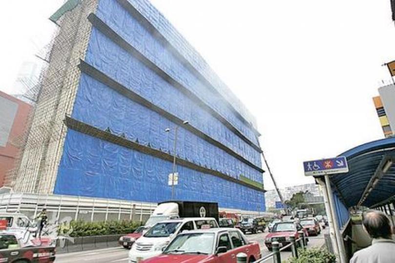 廣東道前政府合署發生三級火,消防員拉開圍着大廈的膠布,以助濃煙散去。(黃雄攝) 廣東道前政府合署發生三級火,消防員拉開圍着大廈的膠布,以助濃煙散去。(黃雄攝)