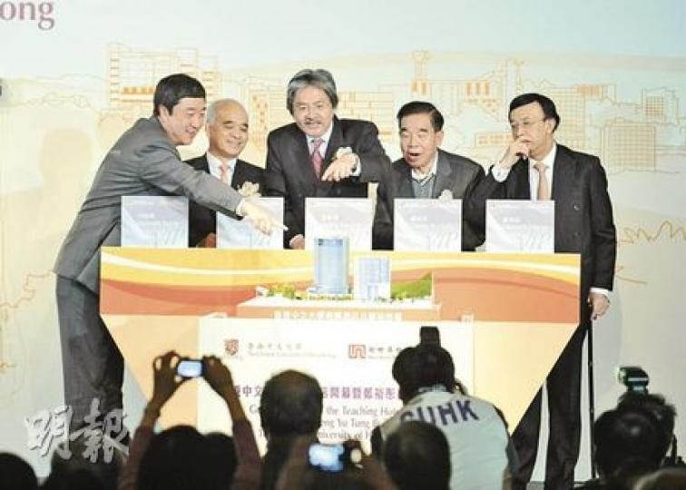 匯豐中國董事長鄭海泉(上圖右一、下圖)久久未喺公開場合露面,噚日亮相中大慶祝教學酒店開幕。(葉漢華攝) 匯豐中國董事長鄭海泉(上圖右一、下圖)久久未喺公開場合露面,噚日亮相中大慶祝教學酒店開幕。(葉漢華攝)