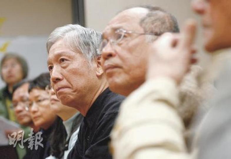 治喪委員會召集人朱耀明(右二)表示,由於聖安德烈堂場地有限,希望市民出席華叔的安息禮拜時,只帶備一枝花。右一為治喪委員會成員岑建勳。(林振東攝)治喪委員會成員昨日到尖沙嘴聖安德烈堂視察兩小時,商議華叔喪禮的各項安排。(何朝財攝) 治喪委員會召集人朱耀明(右二)表示,由於聖安德烈堂場地有限,希望市民出席華叔的安息禮拜時,只帶備一枝花。右一為治喪委員會成員岑建勳。(林振東攝)治喪委員會成員昨日到尖沙嘴聖安德烈堂視察兩小時,商議華叔喪禮的各項安排。(何朝財攝)