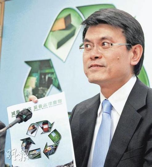 環境局長邱騰華公布新的減廢藍圖,希望透過3招,包括加強回收、擴建堆填區及焚化爐,將每日棄置於堆填區的廢物,由目前的1.33萬公噸,減至2016年的8500公噸。(劉焌陶攝) 環境局長邱騰華公布新的減廢藍圖,希望透過3招,包括加強回收、擴建堆填區及焚化爐,將每日棄置於堆填區的廢物,由目前的1.33萬公噸,減至2016年的8500公噸。(劉焌陶攝)