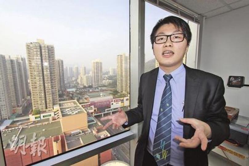 去年僅23歲之齡便在屯門區買入人生第一個細單位收租的祥益地產代理林海鈞認為,若能力許可應盡早置業,因在香港始終是供樓勝於租樓。(陳志偉攝) 去年僅23歲之齡便在屯門區買入人生第一個細單位收租的祥益地產代理林海鈞認為,若能力許可應盡早置業,因在香港始終是供樓勝於租樓。(陳志偉攝)
