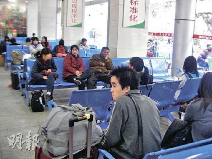 深圳寶安車站昨日開往貴州的車仍未恢復正常,相信今天會回復正常。昨日所見候車大廳未有前往貴州的乘客大批滯留。(明報記者攝) 深圳寶安車站昨日開往貴州的車仍未恢復正常,相信今天會回復正常。昨日所見候車大廳未有前往貴州的乘客大批滯留。(明報記者攝)