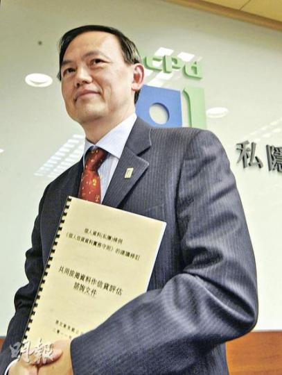 私隱專員公署倡議正面按揭資料納入信貸資料庫共用,議員轟進一步犧牲客戶個人資料,憂銀行取得太多客戶個人資料作不當用途。個人資料私隱專員蔣任宏強調,資料不會用作直銷用途。(劉焌陶攝)署理銀行公會主席、中銀香港副執行總裁林炎南稱,把正面按揭資料納入共用範圍,優質客戶可以取得更低按息。(劉焌陶攝) 私隱專員公署倡議正面按揭資料納入信貸資料庫共用,議員轟進一步犧牲客戶個人資料,憂銀行取得太多客戶個人資料作不當用途。個人資料私隱專員蔣任宏強調,資料不會用作直銷用途。(劉焌陶攝)署理銀行公會主席、中銀香港副執行總裁林炎南稱,把正面按揭資料納入共用範圍,優質客戶可以取得更低按息。(劉焌陶攝)