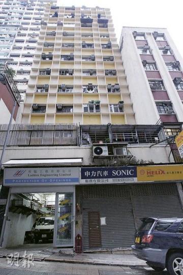 孫健寧的地舖疑被租霸光顧,門牌掛上「申力汽車」的招牌,店舖長期關門。孫健寧因地舖拖欠維修及管理費,一度被申請破產,更被破產管理署徵收231萬元費用。上訴庭昨裁定大幅減少收費,孫只需付出約11萬元。(李紹昌攝)(明報製圖) 孫健寧的地舖疑被租霸光顧,門牌掛上「申力汽車」的招牌,店舖長期關門。孫健寧因地舖拖欠維修及管理費,一度被申請破產,更被破產管理署徵收231萬元費用。上訴庭昨裁定大幅減少收費,孫只需付出約11萬元。(李紹昌攝)(明報製圖)