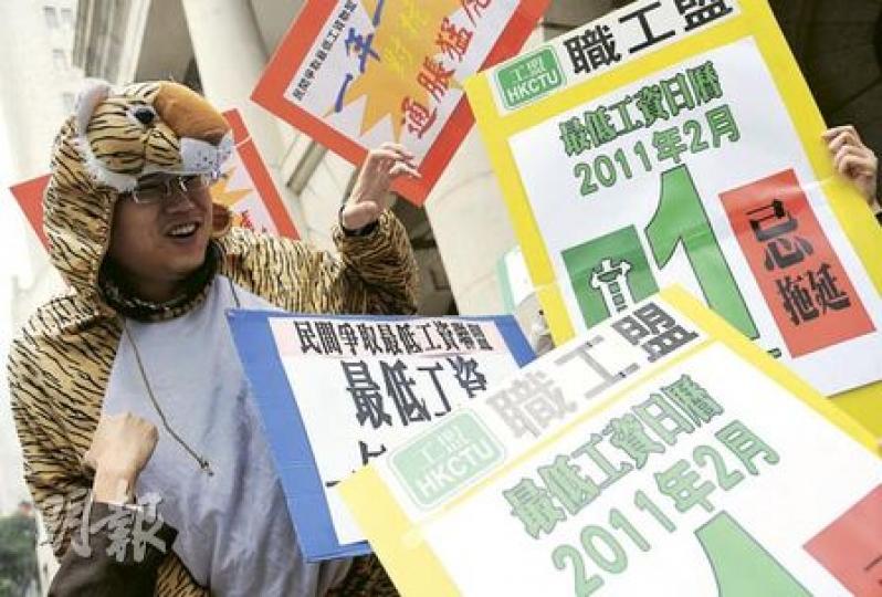 職工盟李卓人提出修訂,希望將最低工資的實施日期由今年5月1日提前至2月1日,讓打工仔早點受惠,但有關修訂遭否決。(朱永倫攝)立法會昨日通過最低工資的附屬法例,今年5月1日起本港將實施最低工資,時薪為28元。圖為社民連梁國雄提出要求廢除28元工資水平的修訂,但只有社民連的3名議員舉手支持。(朱永倫攝)
職工盟李卓人提出修訂,希望將最低工資的實施日期由今年5月1日提前至2月1日,讓打工仔早點受惠,但有關修訂遭否決。(朱永倫攝)立法會昨日通過最低工資的附屬法例,今年5月1日起本港將實施最低工資,時薪為28元。圖為社民連梁國雄提出要求廢除28元工資水平的修訂,但只有社民連的3名議員舉手支持。(朱永倫攝)