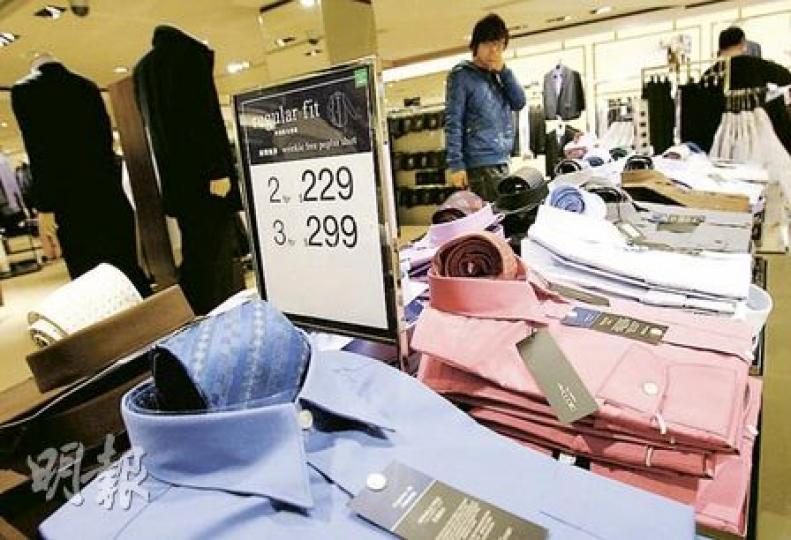 G2000這款有16款顏色的王牌防縐恤衫,過去一段長時間以99元一件出售。但集團主席田北辰指出,因過去9個月純棉布料價格急升,故現時要買3件才享299元優惠(即平均每件維持不足100元),但今年稍後將要加價。(林振東攝)縱橫二千集團主席田北辰表示,在G2000店內最受顧客歡迎的這款防縐恤衫,多年來力守99元的售價,但在純棉布料成本勁升五六成情况下,今年肯定要加價。(葉漢華攝) G2000這款有16款顏色的王牌防縐恤衫,過去一段長時間以99元一件出售。但集團主席田北辰指出,因過去9個月純棉布料價格急升,故現時要買3件才享299元優惠(即平均每件維持不足100元),但今年稍後將要加價。(林振東攝)縱橫二千集團主席田北辰表示,在G2000店內最受顧客歡迎的這款防縐恤衫,多年來力守99元的售價,但在純棉布料成本勁升五六成情况下,今年肯定要加價。(葉漢華攝)