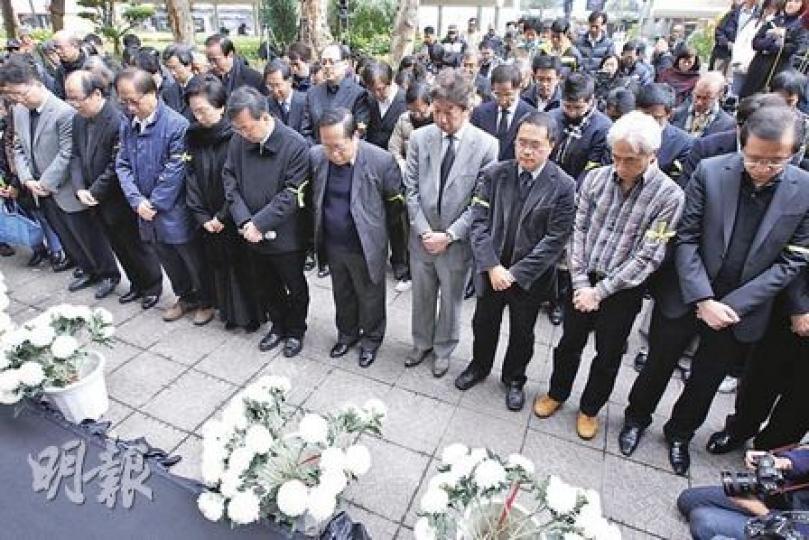 民建聯直至傍晚,才派出葉國謙(左二)和陳克勤(左一)簽署弔唁冊,葉國謙認為政府應讓王丹及吾爾開希來港悼念華叔。(朱永倫攝)工聯會王國興原稱可考慮送帛金,但得悉款項會撥歸支聯會,即顯得十分尷尬。(李紹昌攝)曾罵華叔「癌症上腦」的社民連梁國雄,昨在弔唁冊上留下魯迅詩句「歷盡劫波兄弟在,相逢一笑泯恩仇」。(李紹昌攝) 民建聯直至傍晚,才派出葉國謙(左二)和陳克勤(左一)簽署弔唁冊,葉國謙認為政府應讓王丹及吾爾開希來港悼念華叔。(朱永倫攝)工聯會王國興原稱可考慮送帛金,但得悉款項會撥歸支聯會,即顯得十分尷尬。(李紹昌攝)曾罵華叔「癌症上腦」的社民連梁國雄,昨在弔唁冊上留下魯迅詩句「歷盡劫波兄弟在,相逢一笑泯恩仇」。(李紹昌攝)