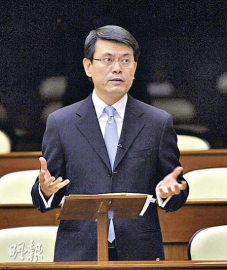 有市民批評環境局徵費減廢方案擾民,是用錢「壓」市民。環境局長邱騰華(圖)回應表示減廢要多管齊下,單用經濟方法只會惹市民反感,但沿用現在堆填的方法亦不能解決問題。圖為他出席立法會的情况。(朱永倫攝) 有市民批評環境局徵費減廢方案擾民,是用錢「壓」市民。環境局長邱騰華(圖)回應表示減廢要多管齊下,單用經濟方法只會惹市民反感,但沿用現在堆填的方法亦不能解決問題。圖為他出席立法會的情况。(朱永倫攝)